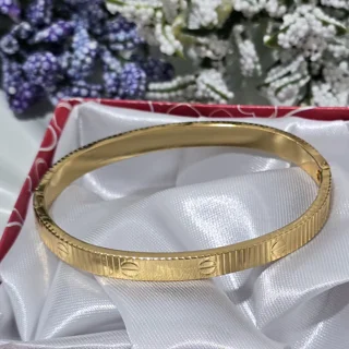 دستبند النگویی (تک پوش ) استیل کارتیر خط دار همراه با جعبه