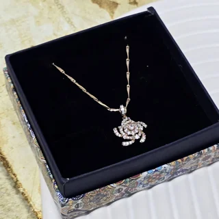 گردنبند ژوپینگ طلایی با پلاک گل تمام نگین ضد حساسیت همراه با جعبه