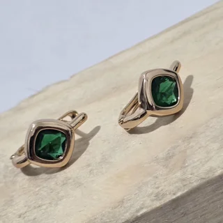 گوشواره ژوپینگ طلایی نگین سبز  ضد حساسیت همراه با جعبه