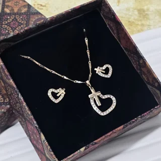 نیم‌ست ژوپینگ طلایی طرح قلب و صلیب نگین‌دارضدحساسیت همراه با جعبه