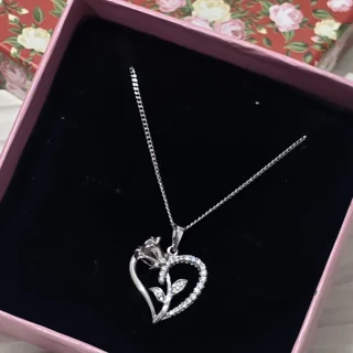 گردنبند زنانه استیل با پلاک قلب ژوپینگ نگین‌دار و گل رز برجسته نقره‌ای همراه با جعبه